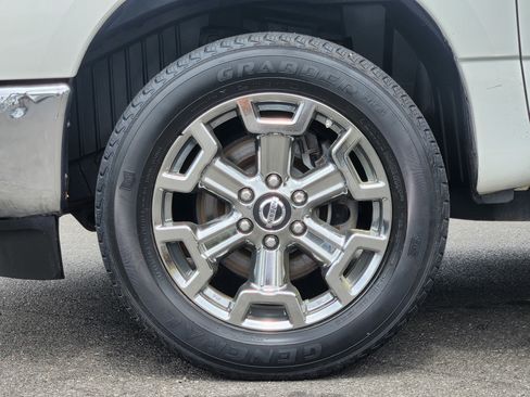 Used 2019 Nissan Titan SL w/ Chrome Package AWD/4WD image 9