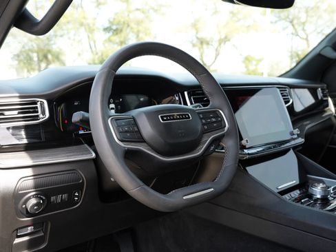 Used 2022 Jeep Wagoneer Series III w/ Premium Group I image 17