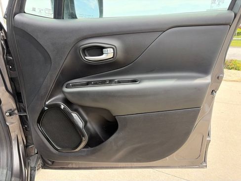 Used 2020 Jeep Renegade Altitude FWD image 21