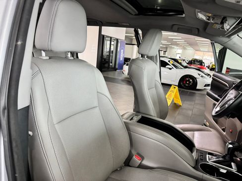 Used 2016 Toyota Highlander Limited image 13