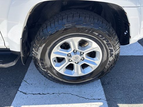 Used 2018 Toyota 4Runner SR5 AWD/4WD image 12