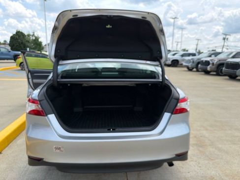 Used 2019 Toyota Camry LE FWD image 7