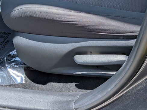 Used 2019 Toyota RAV4 XLE FWD image 21