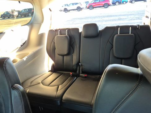Used 2018 Chrysler Pacifica Touring-L w/ Advanced Safetytec Group FWD image 11