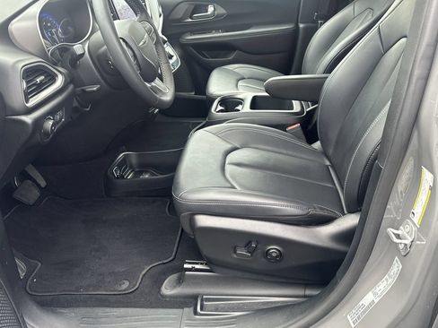 Used 2025 Chrysler Pacifica Select FWD image 9