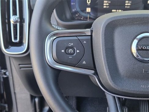 Used 2025 Volvo XC40 B5 Core image 30