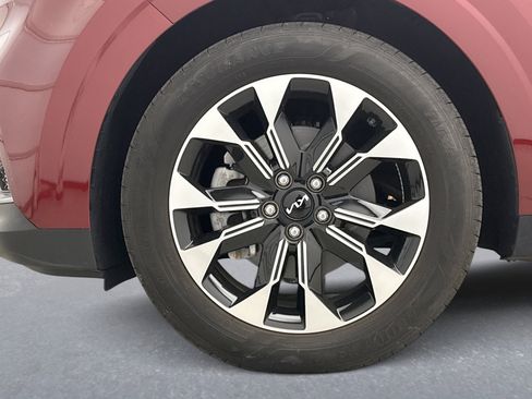 Used 2024 Kia Carnival EX image 26