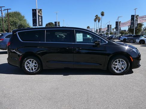 Used 2025 Chrysler Voyager LX FWD image 2