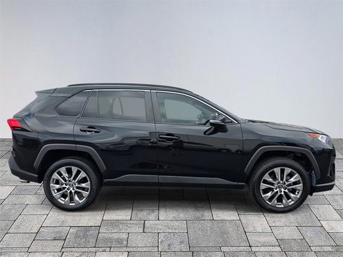 Used 2020 Toyota RAV4 XLE Premium image 8