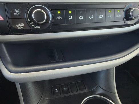 Used 2019 Toyota Highlander LE FWD image 26