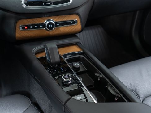 Certified 2025 Volvo XC90 T8 Plus w/ Protection Package Premier AWD/4WD image 20