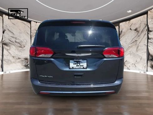 Used 2020 Chrysler Pacifica Touring-L FWD image 6