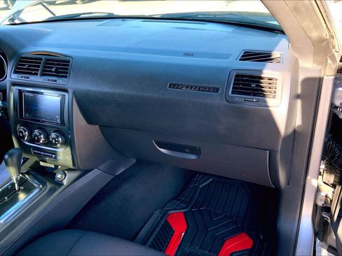 Used 2014 Dodge Challenger SXT image 13