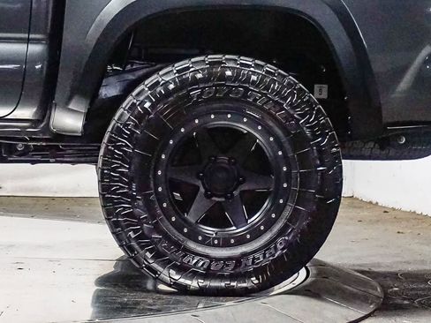 Used 2019 Toyota Tacoma TRD Off-Road w/ Technology Package AWD/4WD image 10