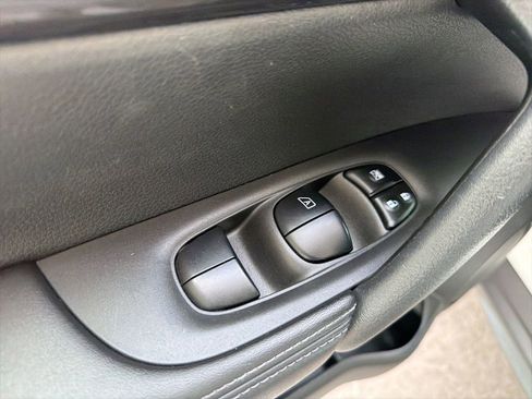 Used 2019 Nissan Rogue SV w/ Premium Package FWD image 6