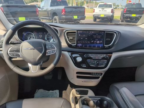 Used 2023 Chrysler Pacifica Touring-L FWD image 33