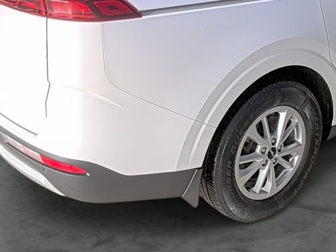 Used 2022 Kia Carnival LX FWD image 12