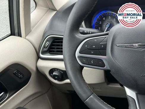 Used 2023 Chrysler Pacifica Touring-L FWD image 10