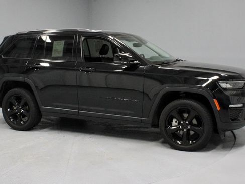 Used 2023 Jeep Grand Cherokee Limited w/ Black Appearance Package AWD/4WD image 11