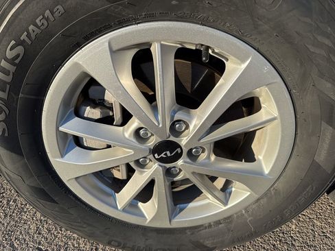 Used 2024 Kia Carnival LX image 32