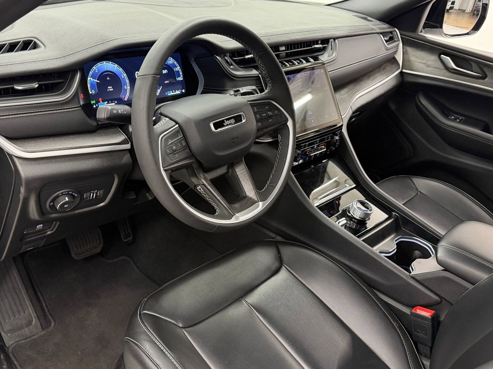 Used 2025 Jeep Grand Cherokee L Limited AWD/4WD image 3