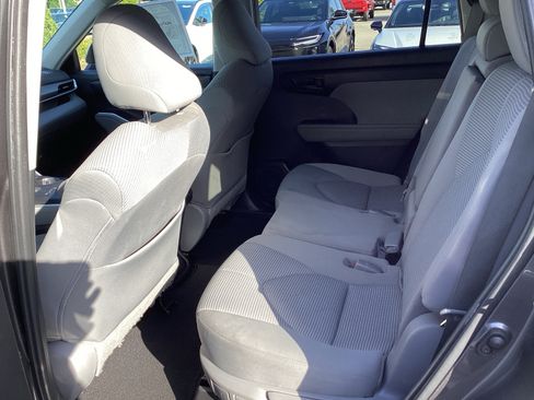 Used 2023 Toyota Highlander L FWD image 14