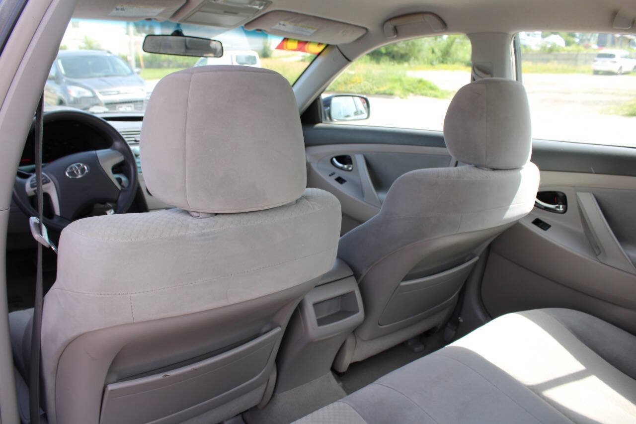 Used 2009 Toyota Camry LE FWD image 16