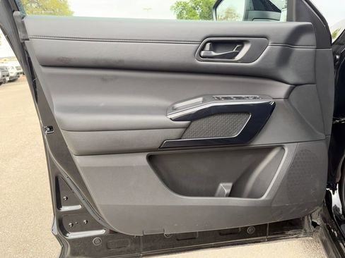 Used 2025 Nissan Pathfinder S image 21