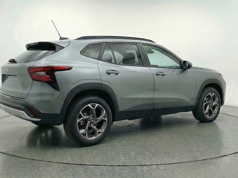 Used 2025 Chevrolet Trax LT FWD image 9