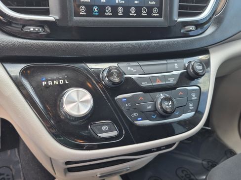 Used 2018 Chrysler Pacifica L FWD image 23
