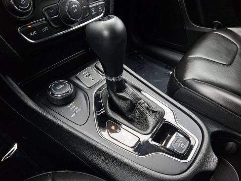 Used 2020 Jeep Cherokee Latitude Plus AWD/4WD image 14