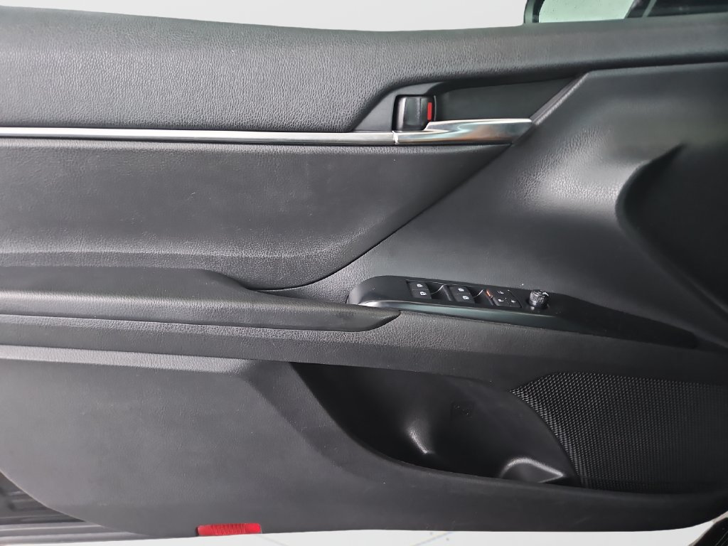 Used 2020 Toyota Camry SE FWD image 18