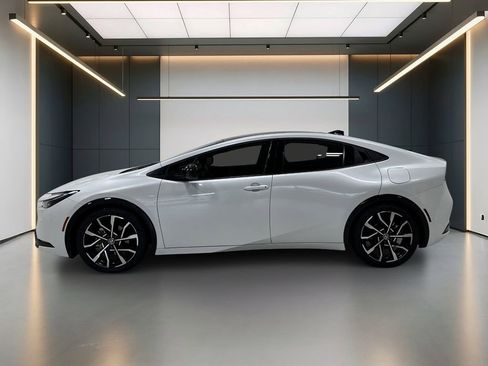 Used 2024 Toyota Prius Prime FWD image 2