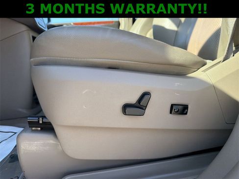 Used 2016 Chrysler Town & Country Touring-L image 13