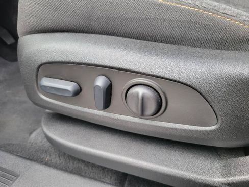 Used 2023 Chevrolet Equinox LT FWD image 9