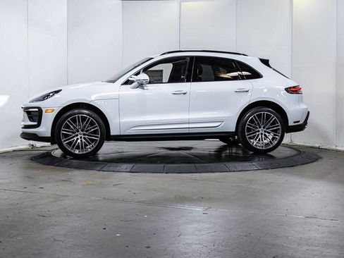 Certified 2025 Porsche Macan AWD/4WD image 2