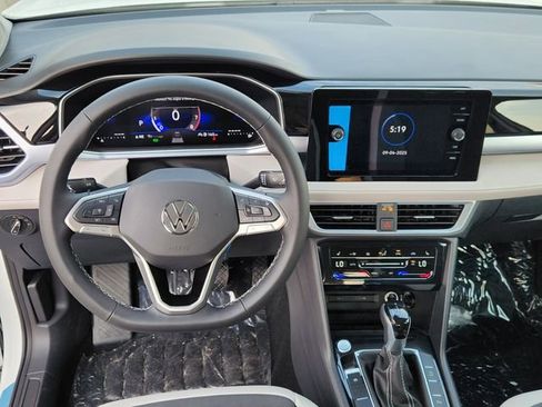 New 2025 Volkswagen Taos SE image 9