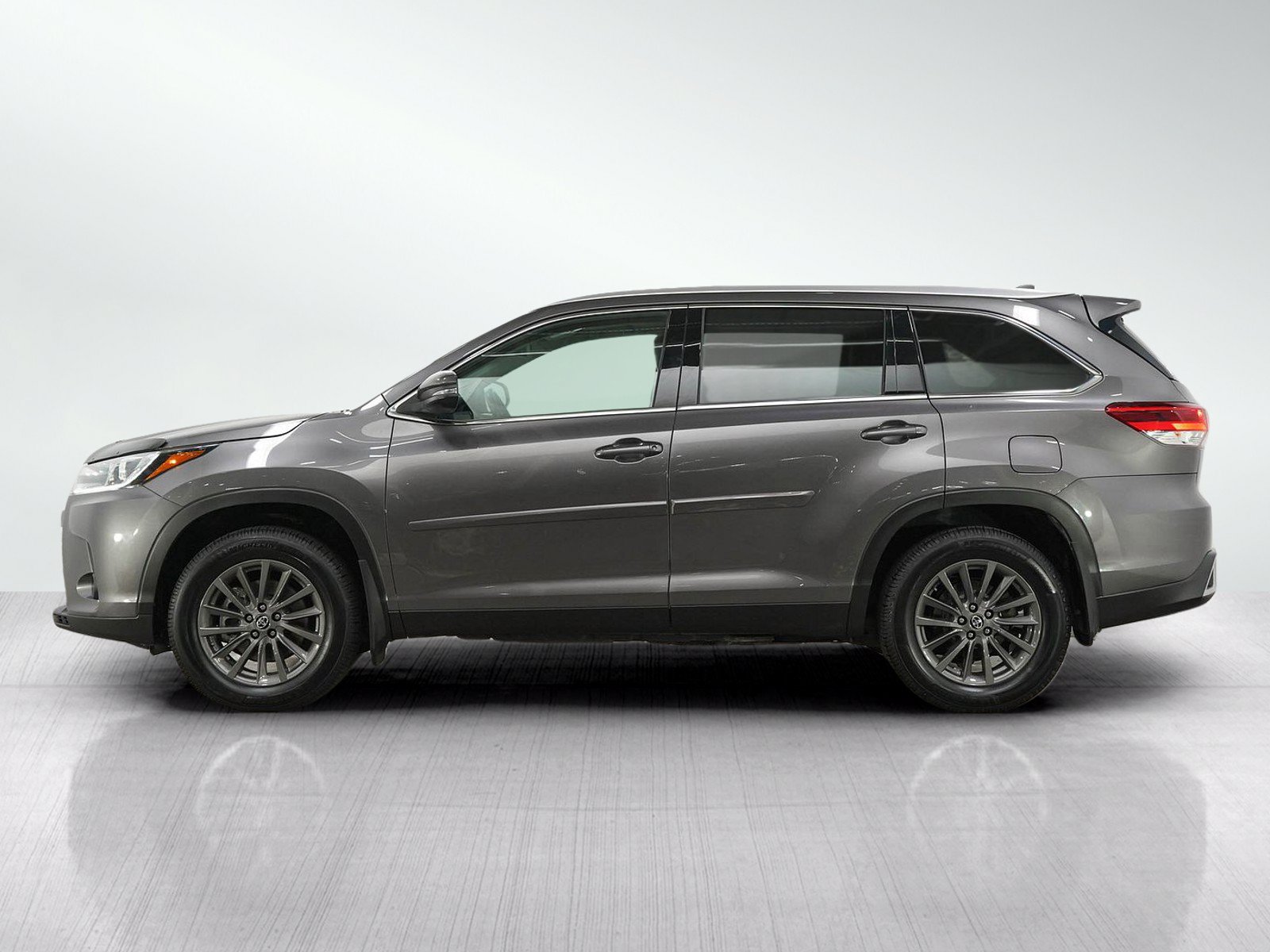 Used 2019 Toyota Highlander XLE AWD/4WD image 2