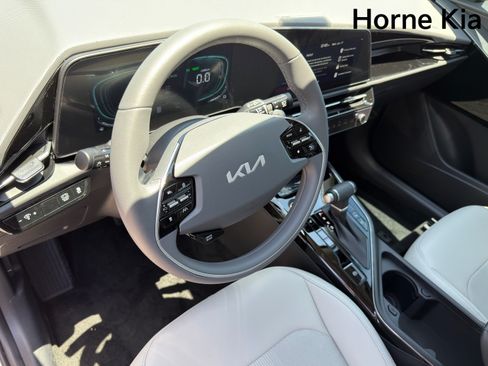 New 2026 Kia Niro EX FWD image 11