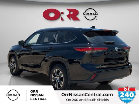 Used 2023 Toyota Highlander XLE AWD/4WD image 7