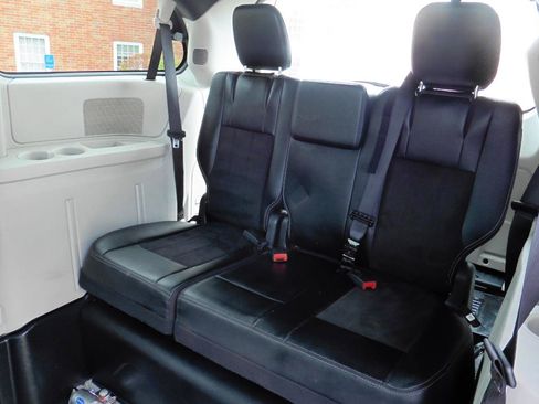 Used 2019 Dodge Grand Caravan SXT FWD image 4