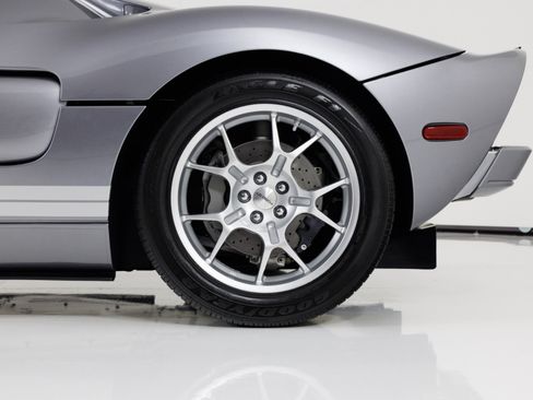 Used 2006 Ford GT RWD image 10