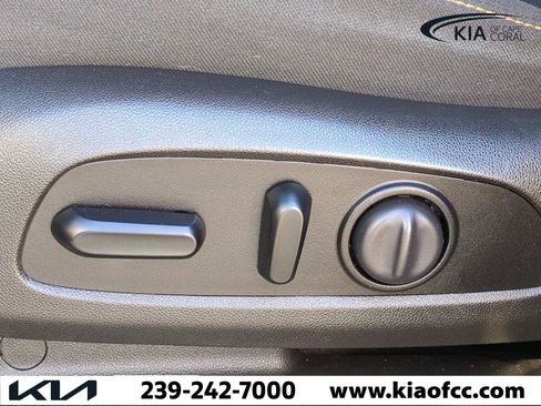 Used 2021 Chevrolet Traverse LT image 20