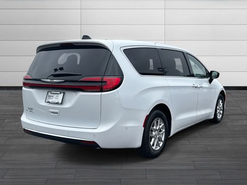 New 2025 Chrysler Pacifica Select FWD image 4