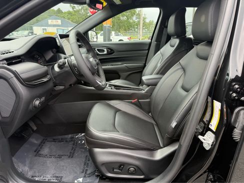 Used 2026 Jeep Compass Limited AWD/4WD image 12