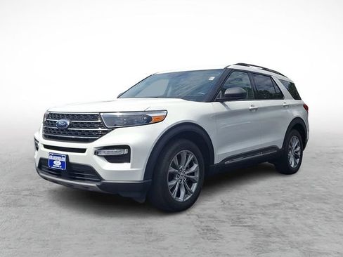 Used 2022 Ford Explorer XLT w/ Equipment Group 202A AWD/4WD image 3