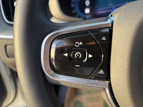 Used 2025 Volvo XC60 B5 Plus image 24