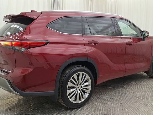 Used 2022 Toyota Highlander Platinum image 3