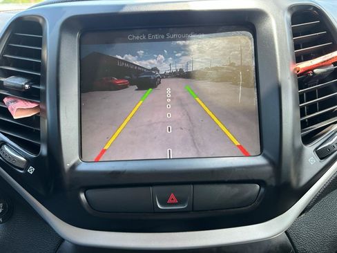 Used 2018 Jeep Cherokee Latitude Plus w/ Trailer Tow Group AWD/4WD image 21