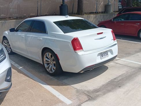 Used 2018 Chrysler 300 Touring w/ Chrome Appearance Package RWD image 10